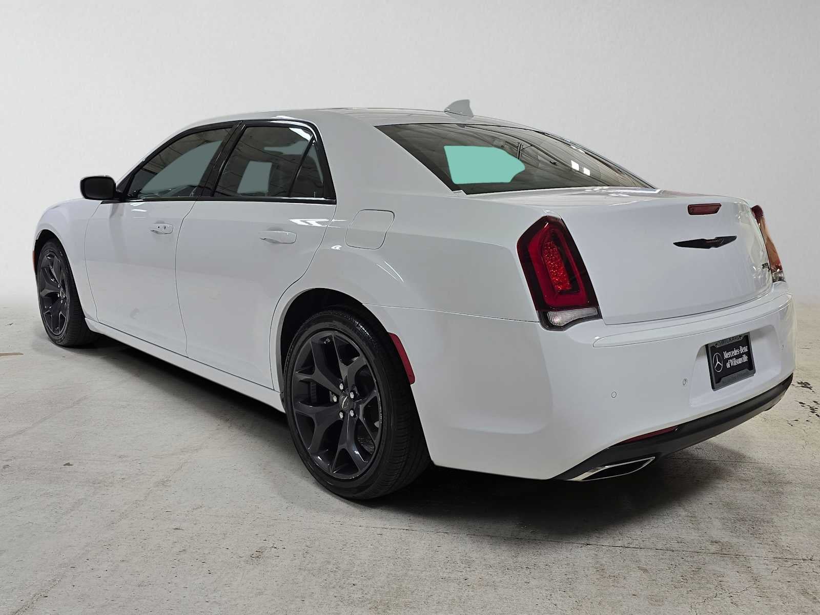 2023 Chrysler 300 — detail view