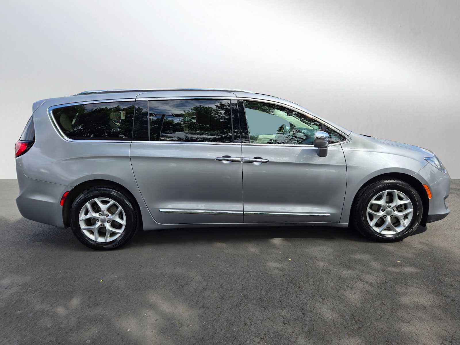 2020 Chrysler Pacifica — side profile view