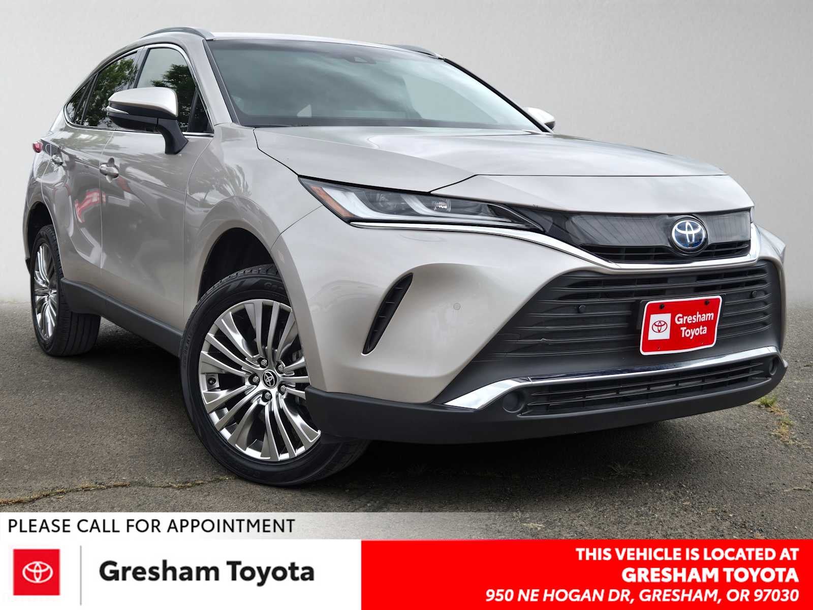 2022 Toyota Venza XLE in Titanium Glow — front three-quarter view